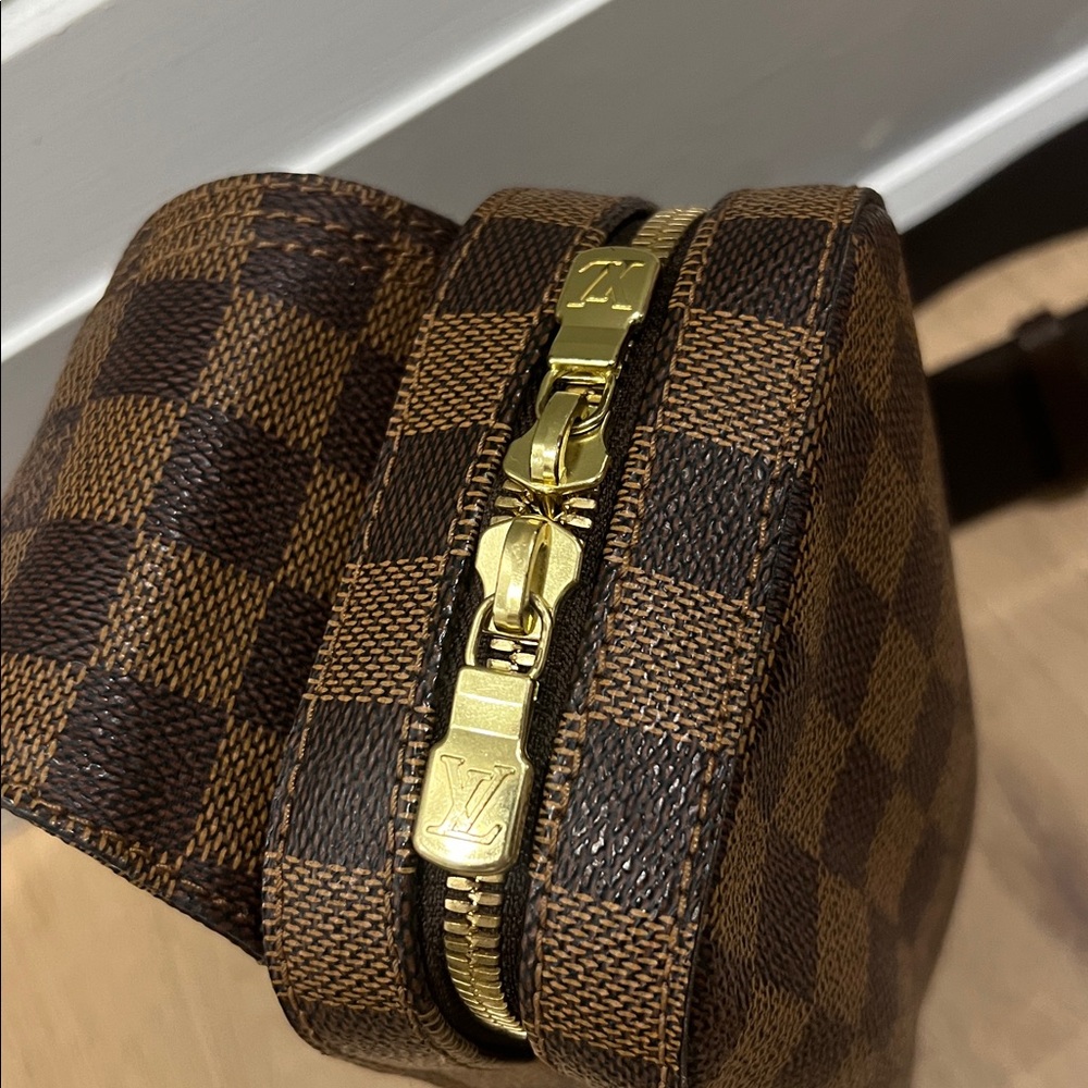 Louis Vuitton Damier Ebene Geronimos Body Bag. - Picture 3 of 5